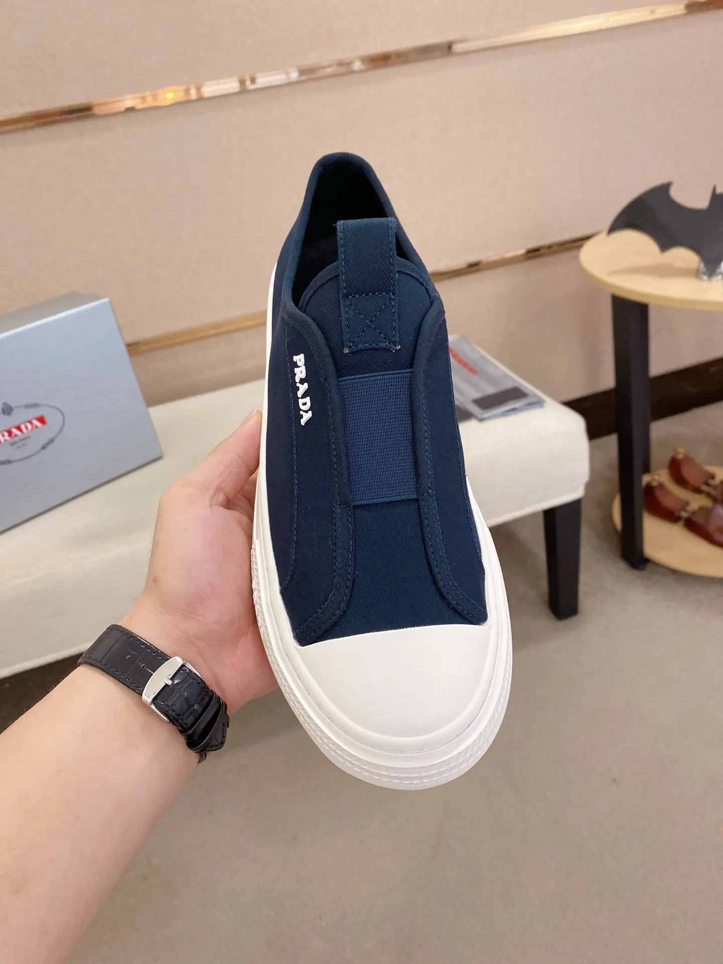 Factory price 580💰 ✔️✔️✔️High version High-quality new PRADA counters are on the market at the same time. The new men's shoes and 😘fabrics are selected from first-layer cowhide and are made by pure handicrafts. Lining: Full cowhide lining. 👍🏿 High-end ☄️ air-cushion molded anti-slip rubber outsole, exquisite lines, simple and elegant, comfortable and high-end for leisure travel. Code number: 38 to 44 (45 can be customized)